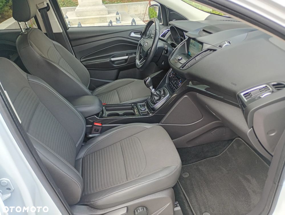 Ford Kuga 1.5 EcoBoost 2x4 Titanium - 24