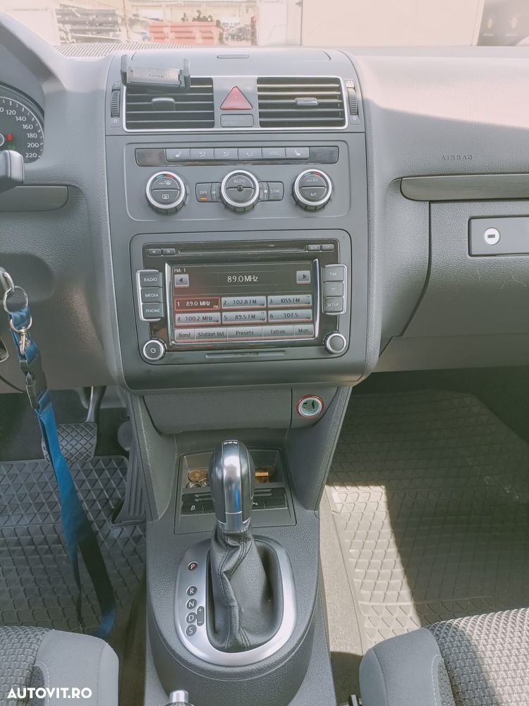 Volkswagen Touran - 12