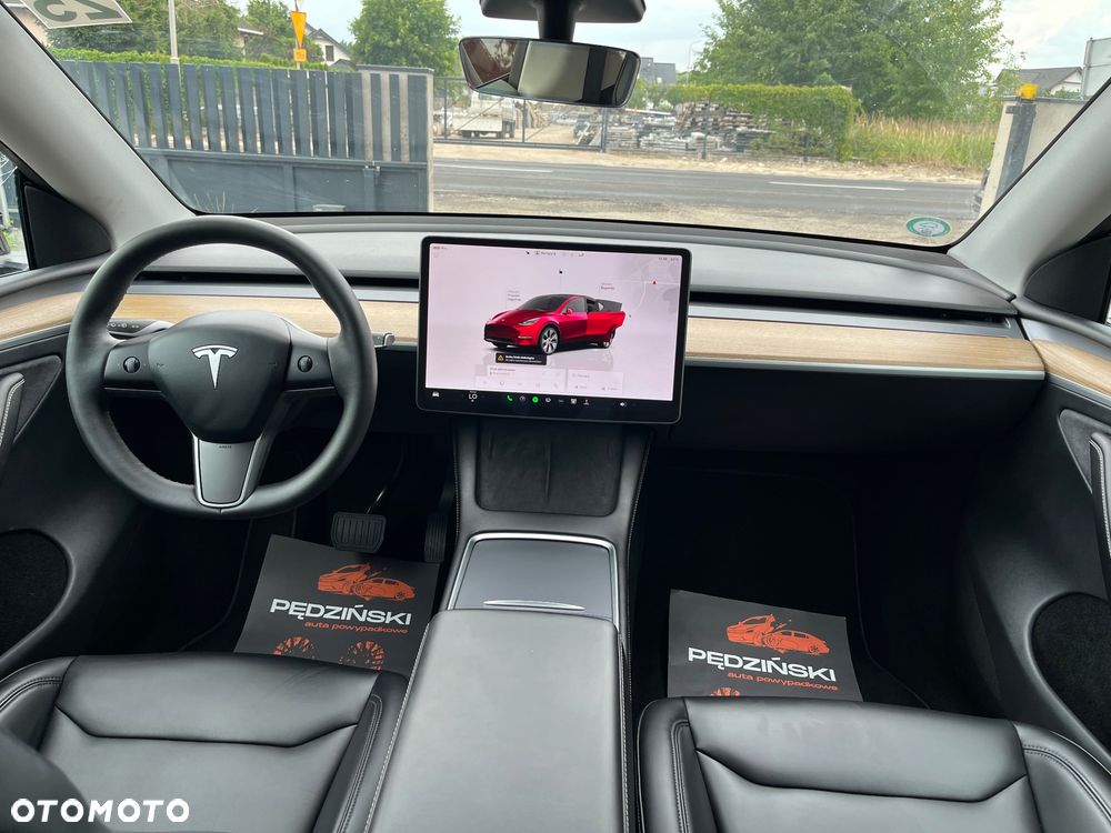 Tesla Model Y - 8