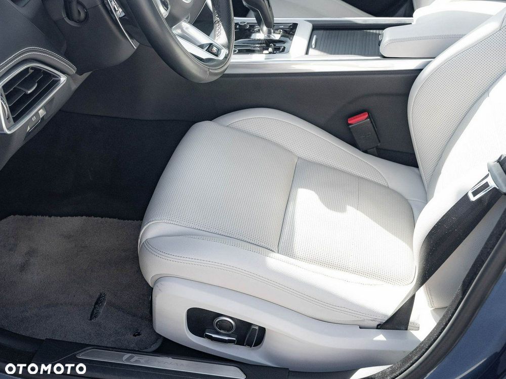 Jaguar XE 2.0 P250 R-Dynamic Black - 14