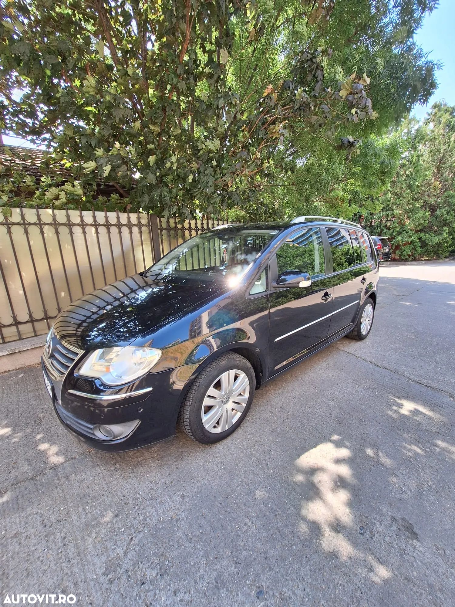 Volkswagen Touran 2.0 TDI Highline - 1