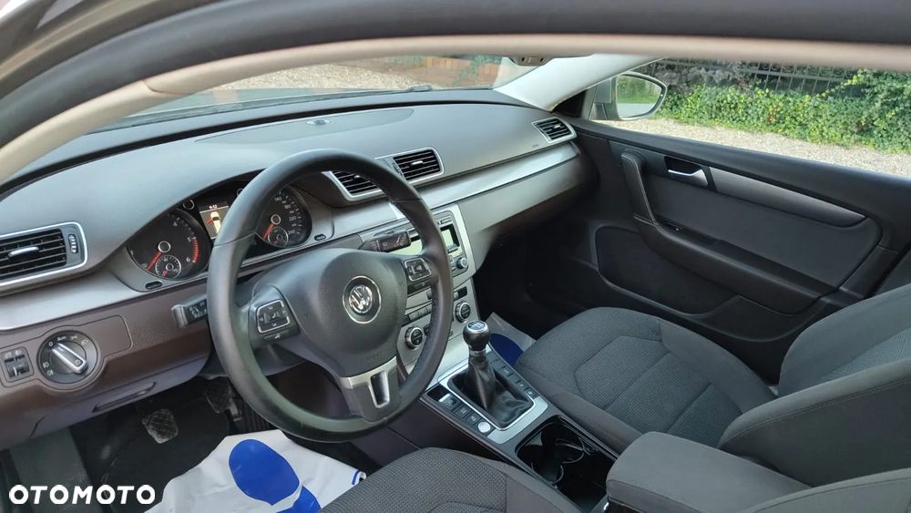 Volkswagen Passat 2.0 TDI Comfortline - 11