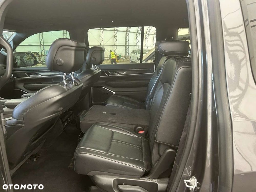 Jeep Wagoneer - 11