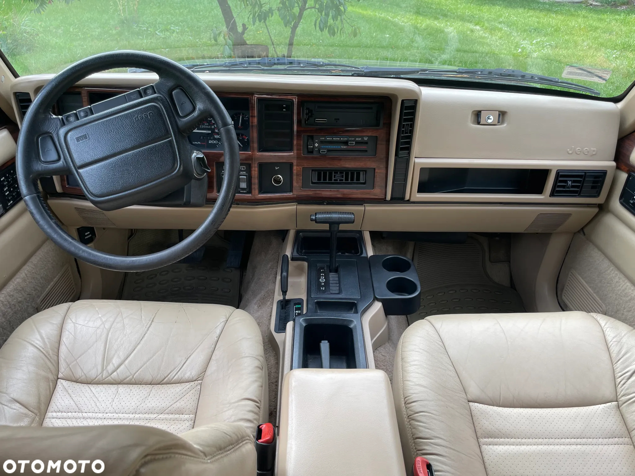 Jeep Cherokee - 29