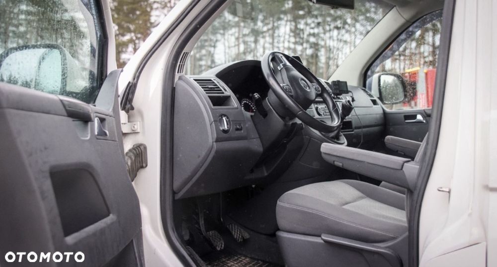 Volkswagen Caravelle - 8