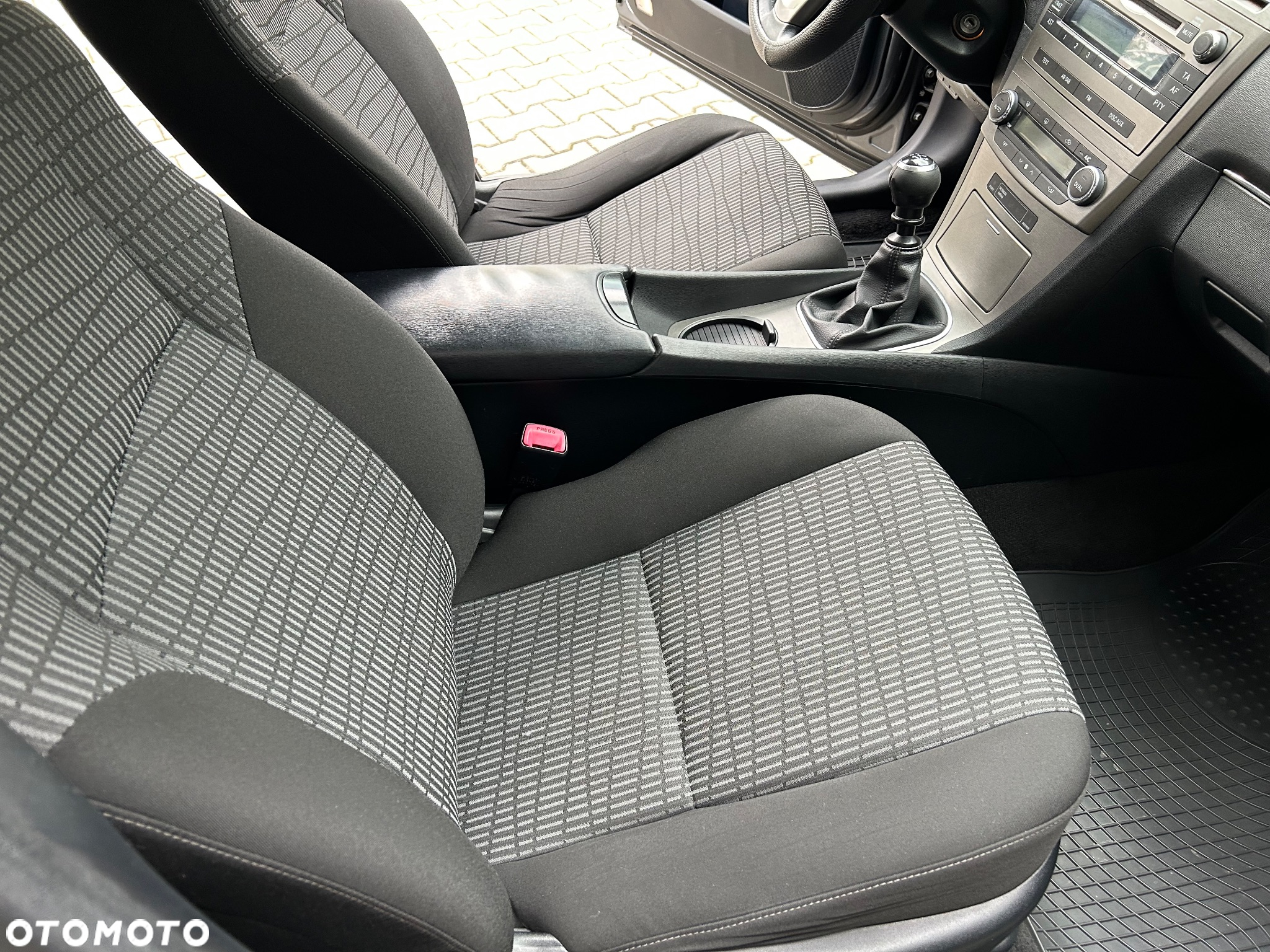 Toyota Avensis 1.8 Active - 17