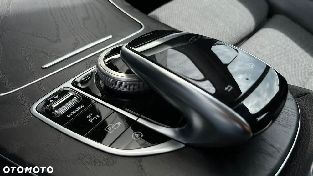 Mercedes-Benz Klasa E 220 d 4-Matic 9G-TRONIC - 29