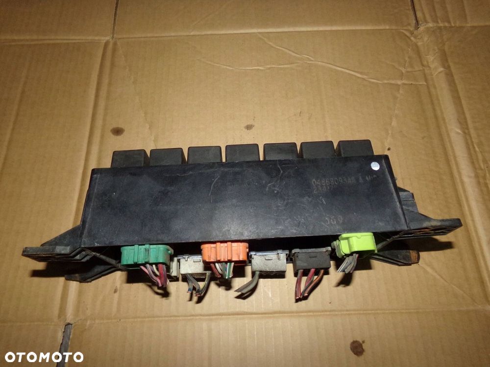 SKRZYNKA BEZPIECZNIKÓW 04868093AA VOYAGER 2.4 B - 2