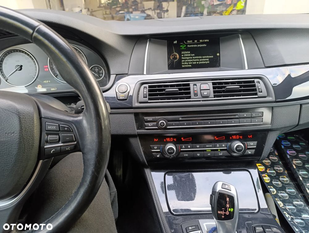 BMW Seria 5 528i xDrive - 10