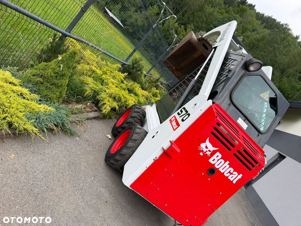 Bobcat S70 Mini-ładowarka 4x4 wózek terenowy. Łyżka! Wyjścia Hydrauliczne pod urządzenia z przodu! 2018 rok prod. 564 MTG. aktualne serwisy DEKRA. Dokumentacja. silnik Kubota 3cyl. Maszyna Jak Nowa z Salonu! Pochodzi z Norweskiego Gospodarstwa! Zero luzów i wycieków. Bardzo mocna i wydajna maszyna o małych gabarytach! Wąska miesci się do najbardziej trudno dostępnych miejsc! Idealna do stajni. OKAZJA TANIO. Szybki i zwinny sprzęt potężna moc - 28
