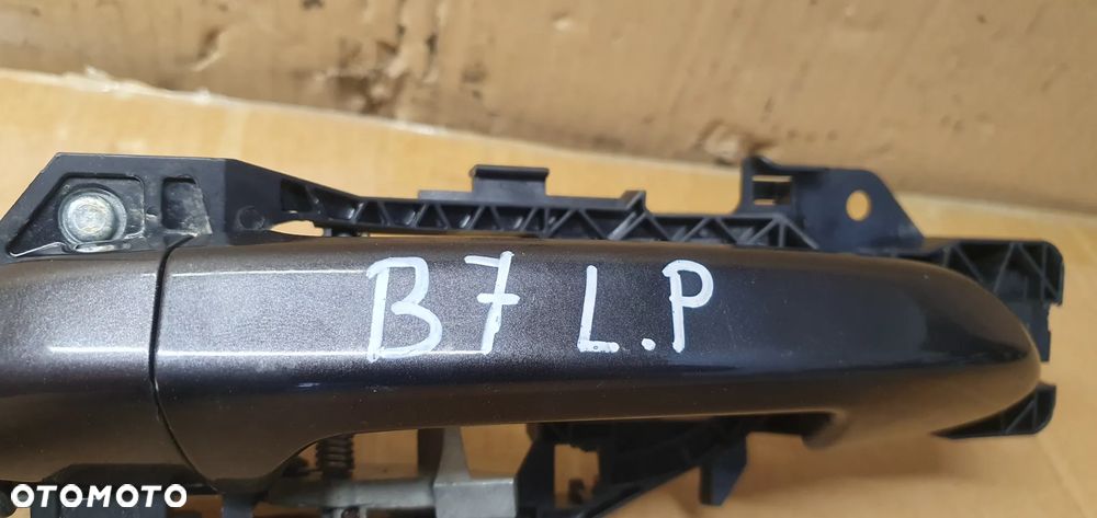 Klamka lewy przód przednia lewa mocowanie VW Passat B7 3C0837885H - 8