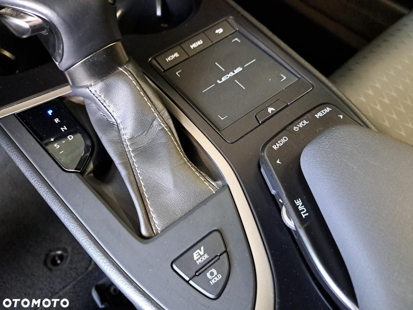 Lexus UX 250h GPF F Impression 2WD - 25