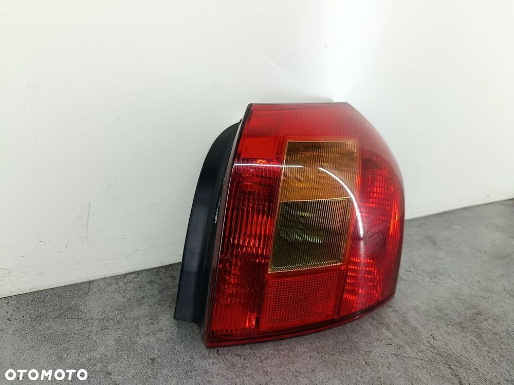 LAMPA TYLNA PRAWA TOYOTA COROLLA E12   KOITO HATCHBACK - 3