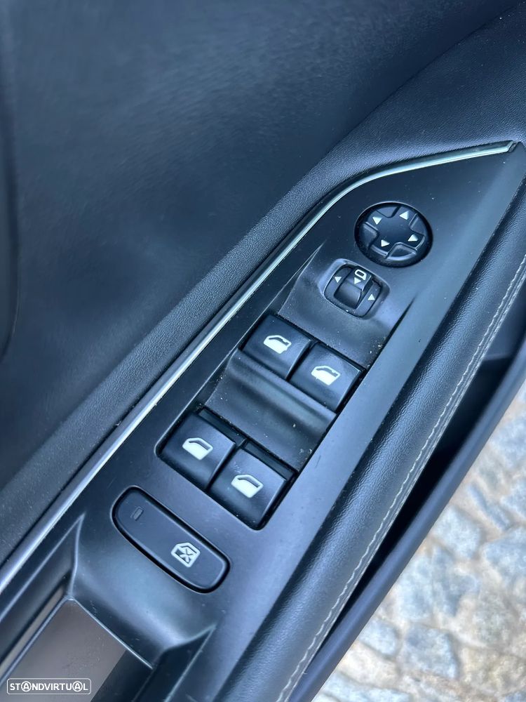 Peugeot 3008 PureTech 130 Stop & Start GPF Allure — fotografia 16