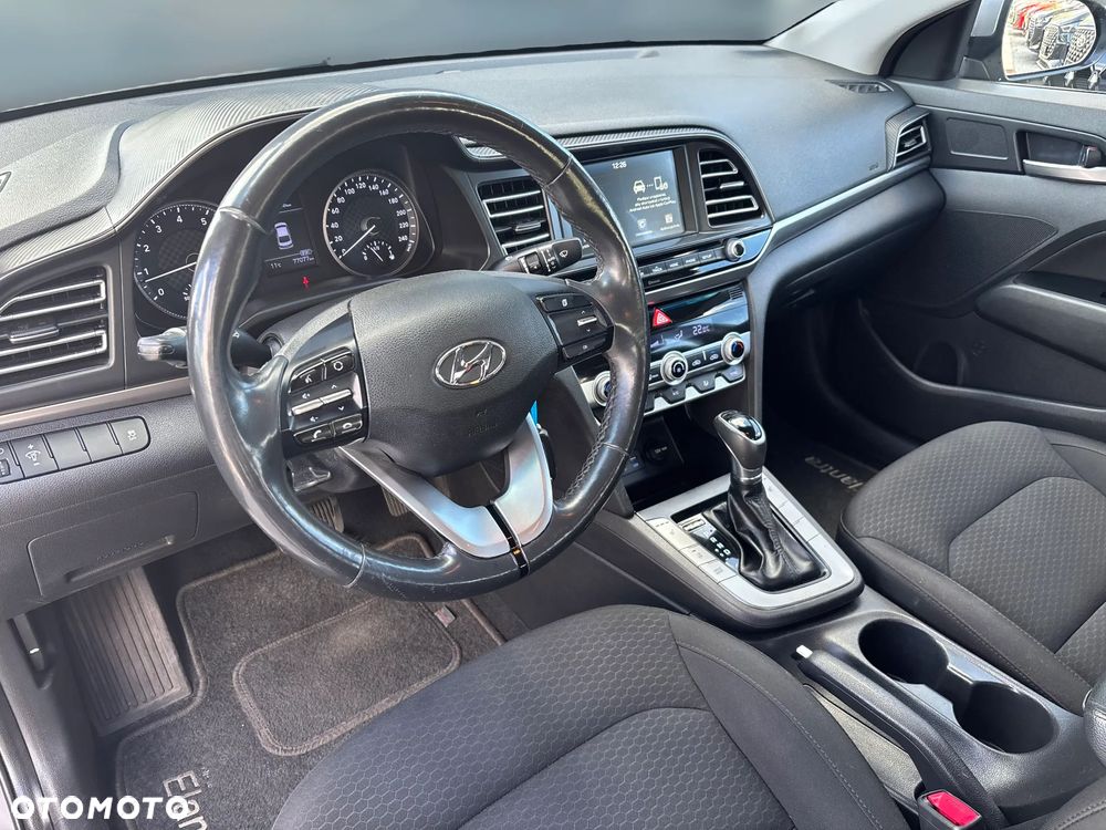 Hyundai Elantra 1.6 Comfort - 9