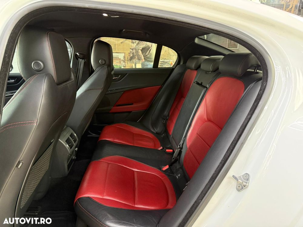 Jaguar XE 2.0 AWD R-Sport - 25