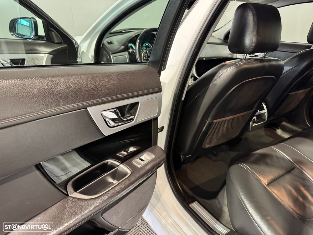 Jaguar XF Sportbrake 2.2 D R-Sport - 43