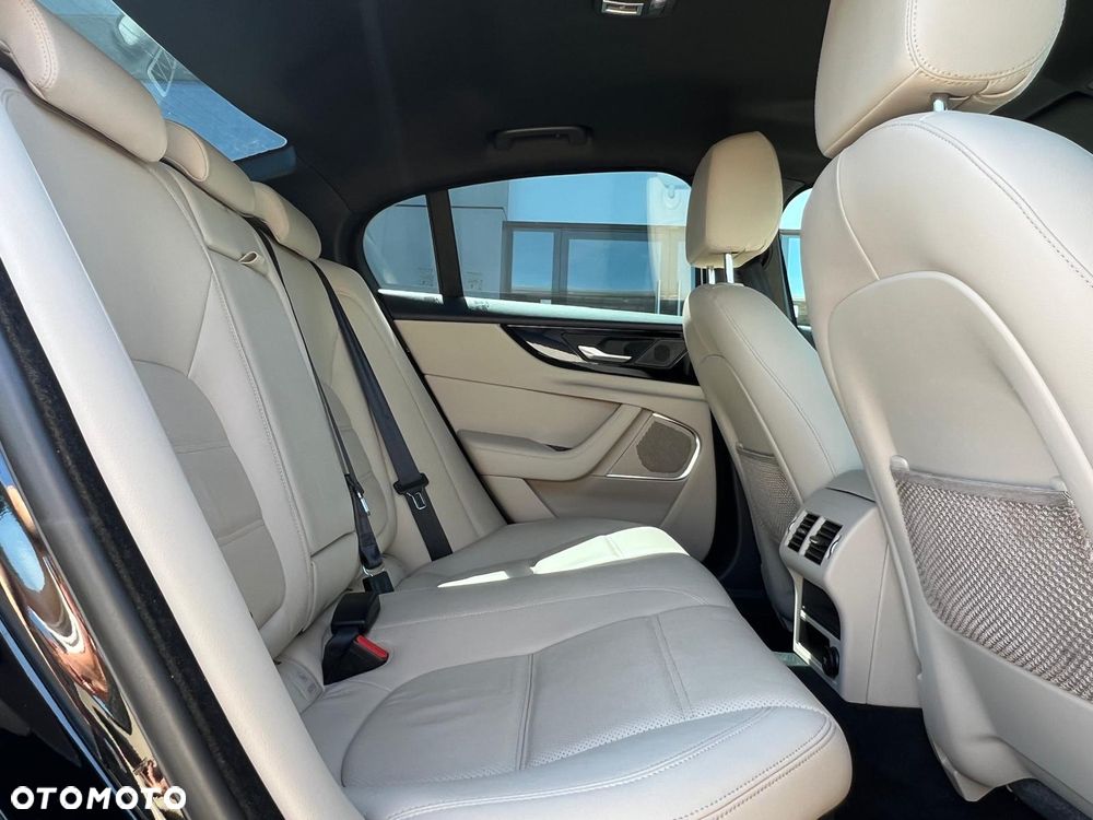 Jaguar XE - 6