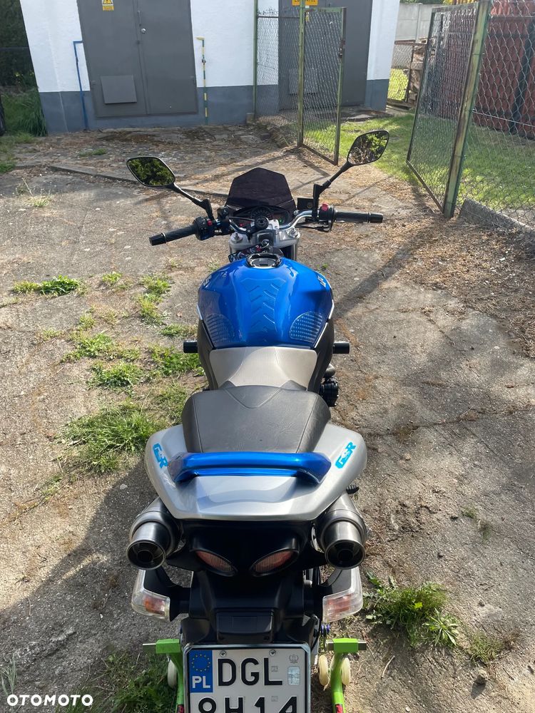 Suzuki GSR - 4