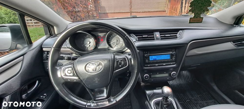 Toyota Avensis 1.6 Active - 9