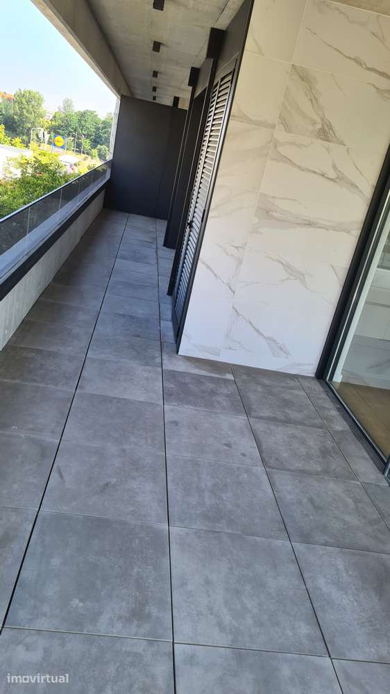 T2 totalmente mobilado e equipado | Terraço 35,79 m² | Garagem dupla - Grande imagem: 3/3