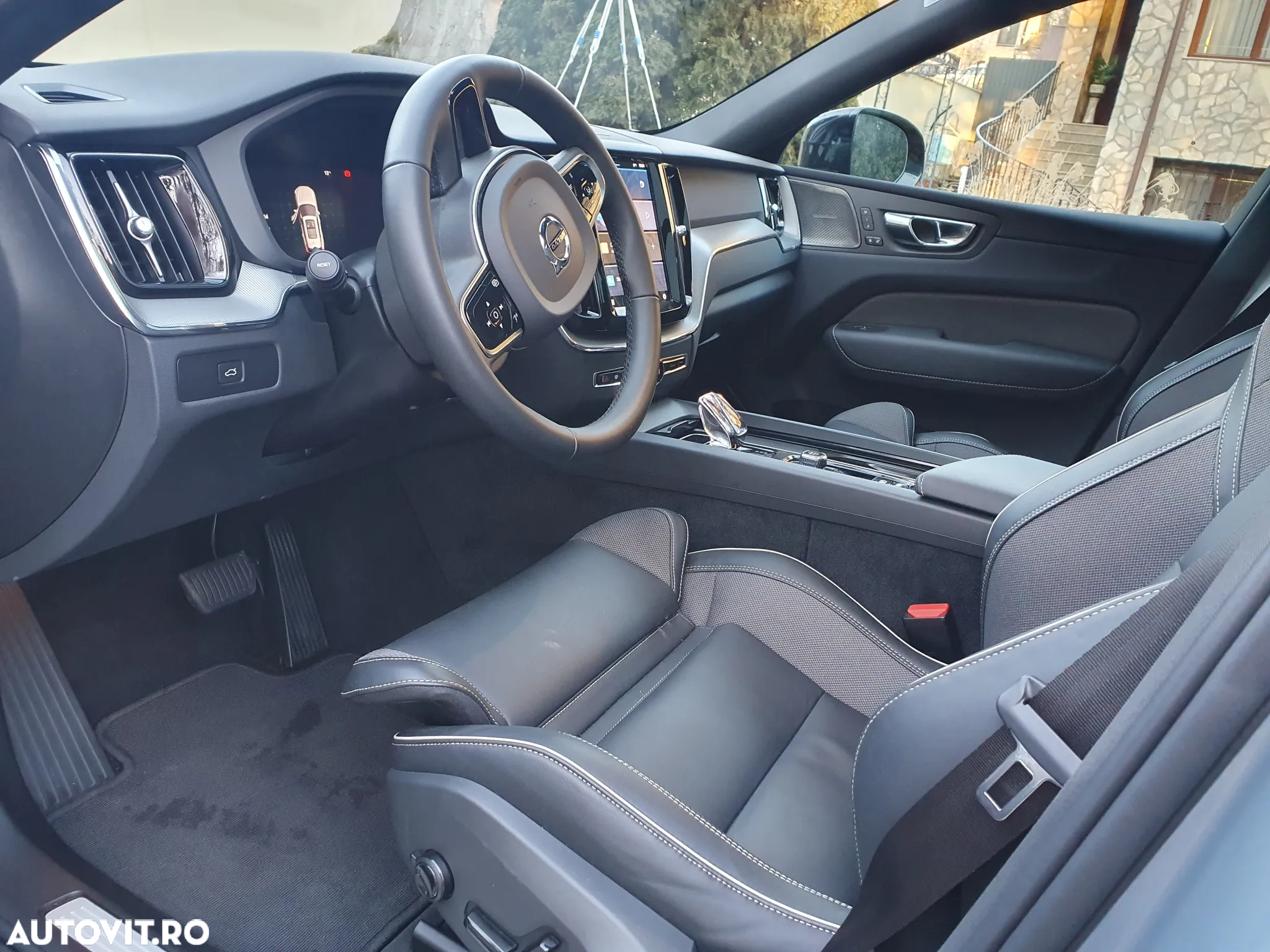 Volvo XC 60 B4 MHEV AT FWD Plus Dark - 5