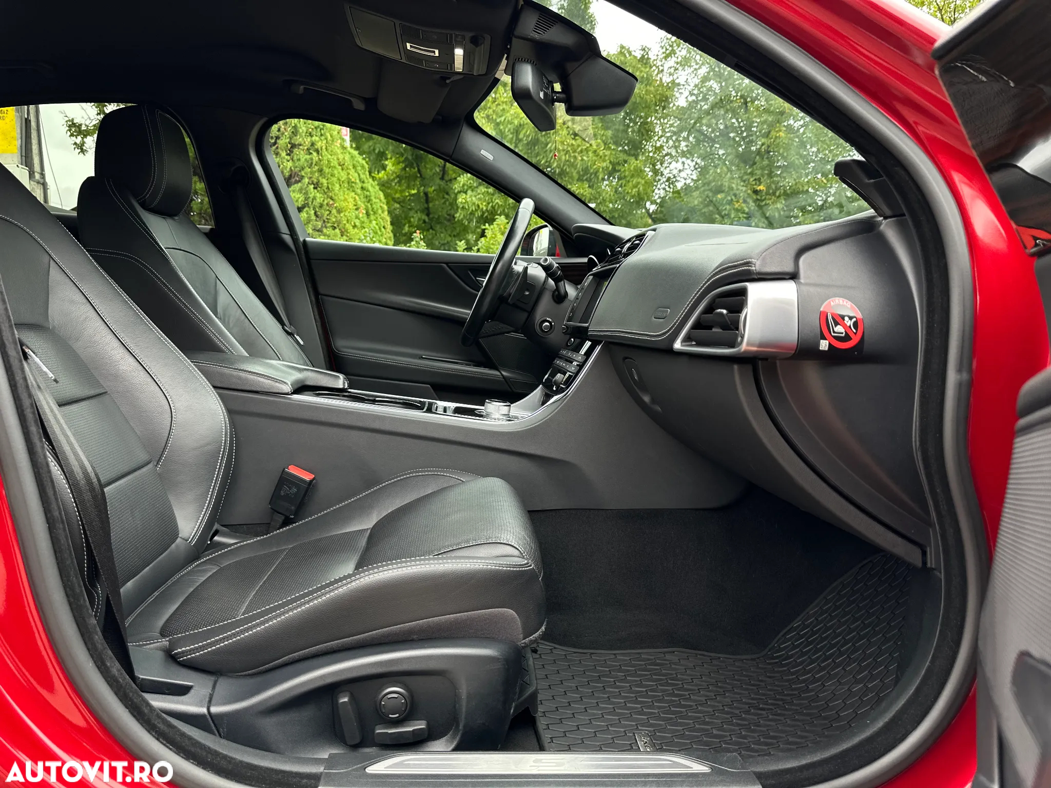 Jaguar XE RWD S - 36