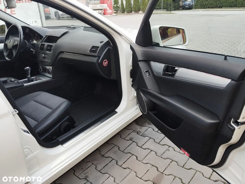 Mercedes-Benz Klasa C 180 T Kompressor BlueEFFICIENCY Avantgarde - 22