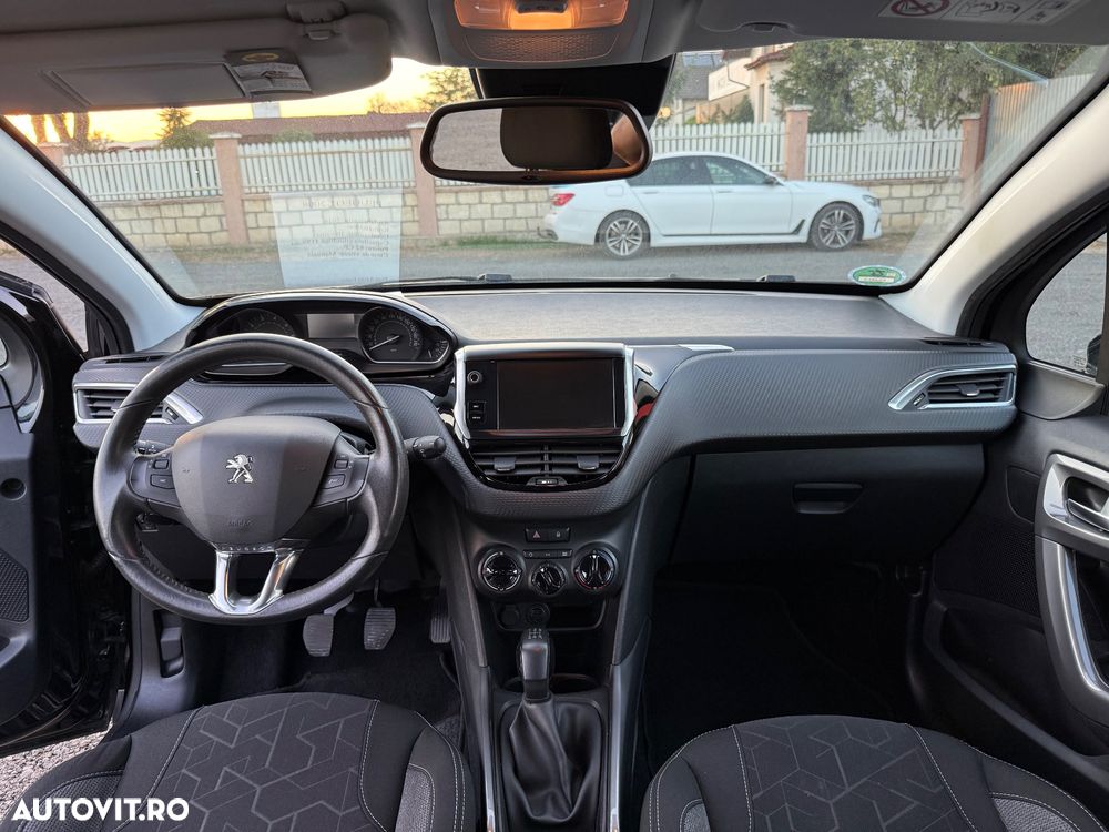 Peugeot 2008 1.2 L PureTech Allure - 5