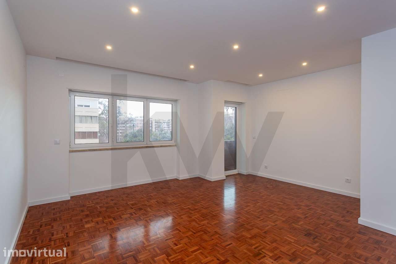 T4 Renovado para Arrendamento em Miraflores, Algés - Grande imagem: 4/41