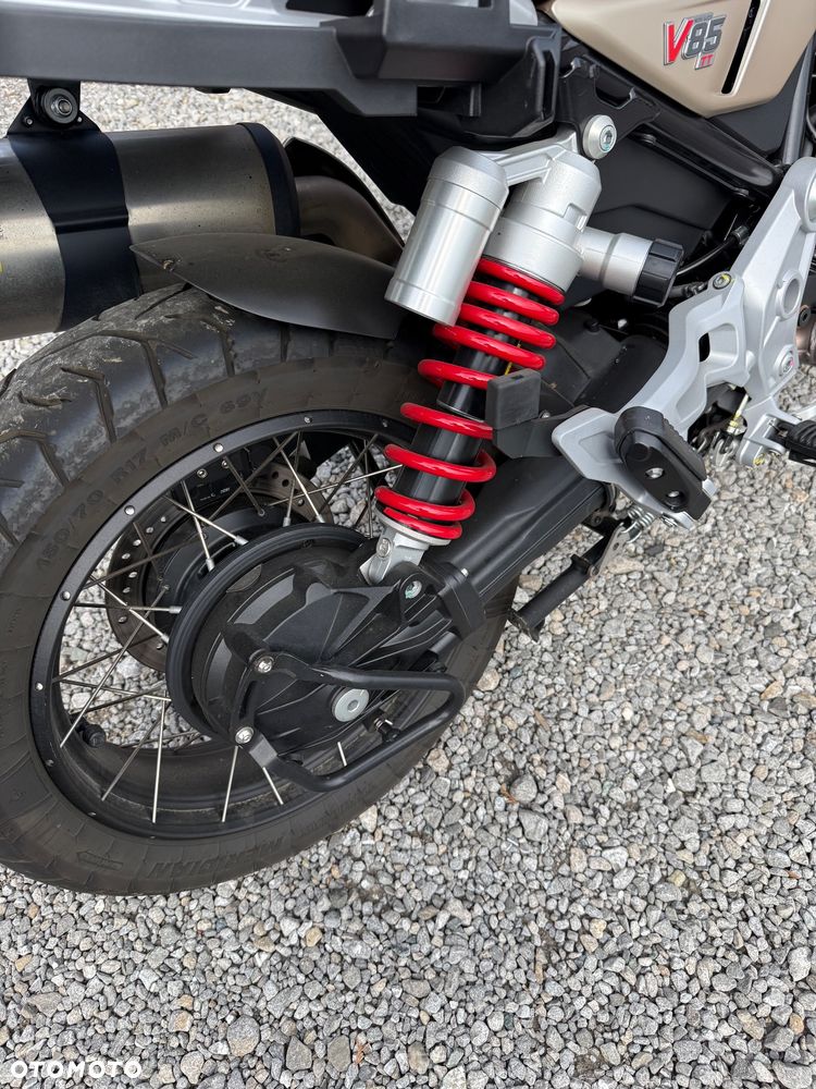 Moto Guzzi V85 - 12