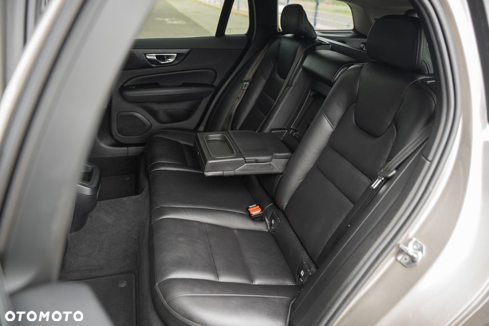 Volvo V60 D4 Drive-E R-Design Momentum - 35