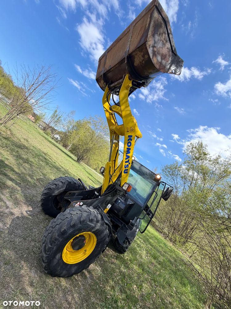 Komatsu WA70-7 Ładowarka Kołowa łamana 2016 rok.  Jak Nowa!  Oryginał łyżka. Mocny silnik 4cylindry. Zero luzów i wycieków. Aktualne Badania DEKRA BMWT. Wielka Okazja. Maszyna jak nowa z Salonu. 4200mtg. Pochodzi z Norweskiego urzędu gminy. Dodatkowe linie Hydrauliczne. Szybka wolna Jazda Rewers Hydrostatic.  Wersja Norwesk Mocne doświetlenie dodatkowe grzanie. kabina Ogrzewana wentylowana! Zmiana Osprzętu Hydrauliczna! - 19