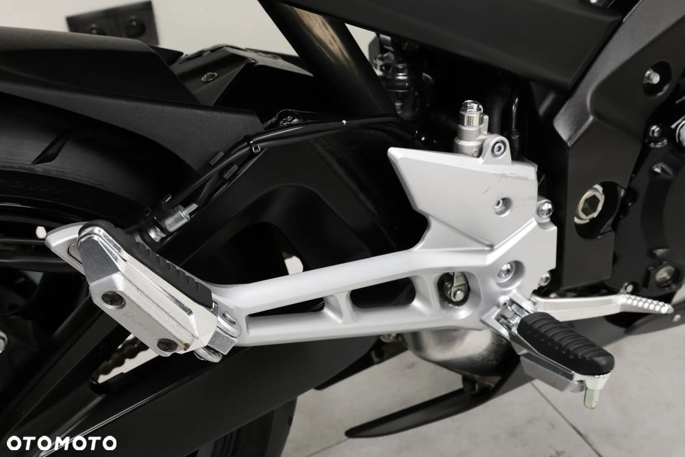 Suzuki GSR - 24