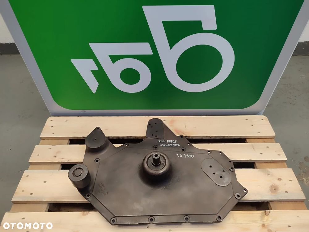 Osłona osprzętu wałka rozrządu R502659 silnika JOHN DEERE 6125HZ007 - 1