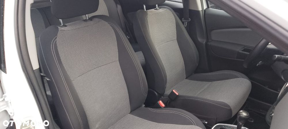 Toyota Yaris Hybrid 100 Terra - 24