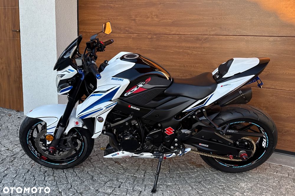 Suzuki GSX - 22