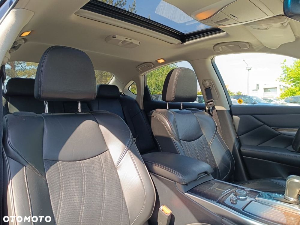 Infiniti Q70 - 32