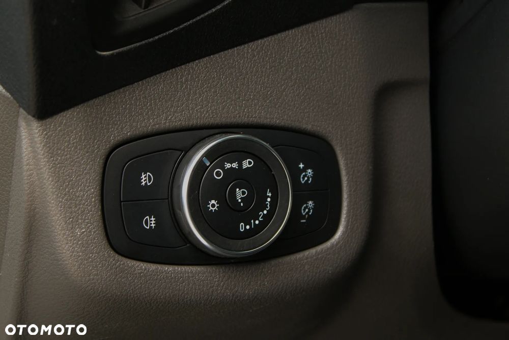 Ford Connect MAX - 36