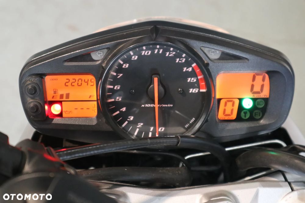 Suzuki GSR - 13