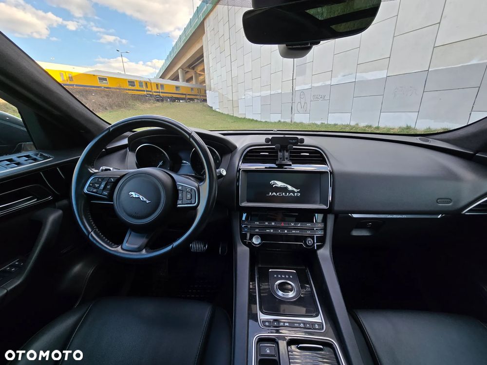 Jaguar F-Pace 30t AWD Prestige - 30