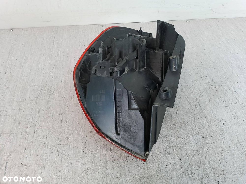 LAMPA TYLNA PRAWA RENAULT SCENIC II 8200474327 A 2SK009467-02 - 3