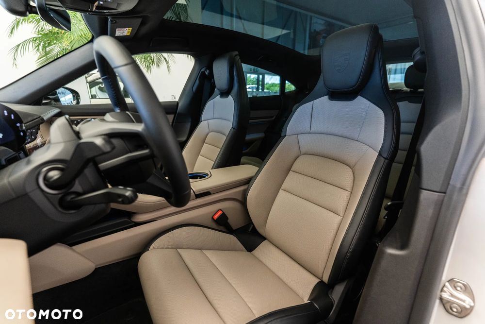 Porsche Taycan 4 - 12