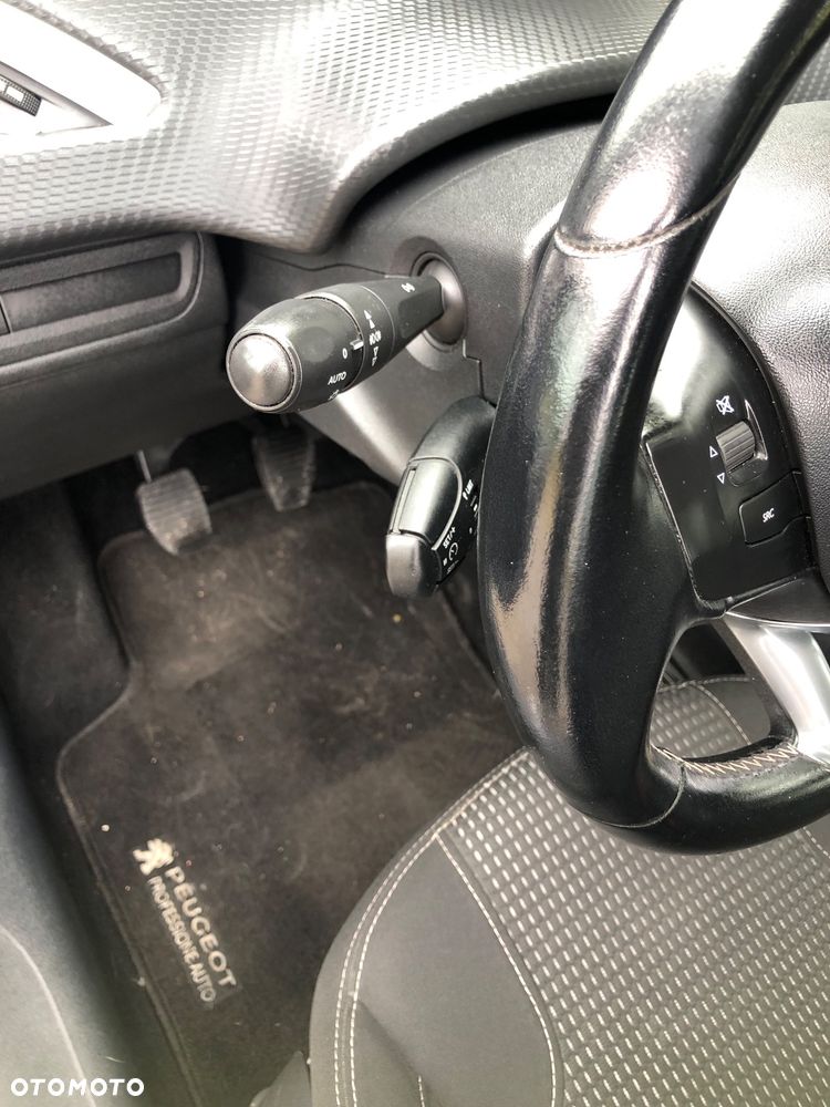 Peugeot 208 - 23