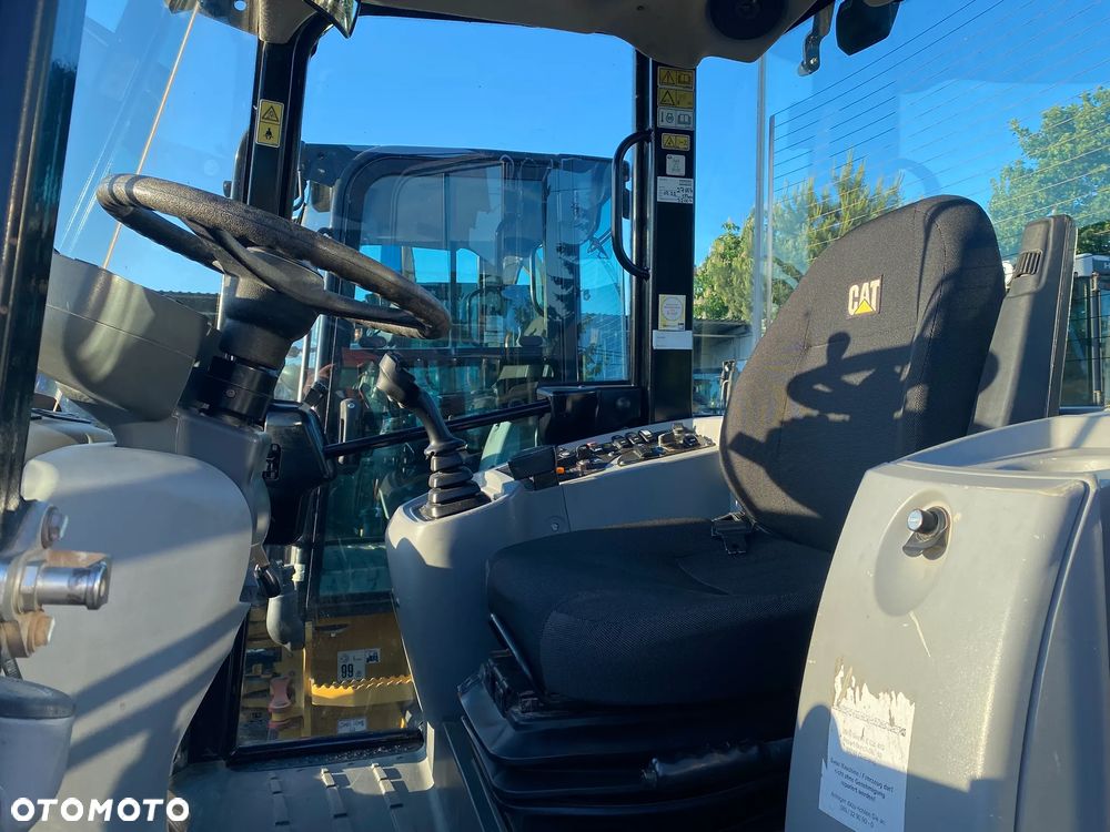 Caterpillar CAT 907M, 3400 MTH, ŁYŻKA OTWIERANA + WIDŁY, z NIEMIEC, SUPER STAN, - 7