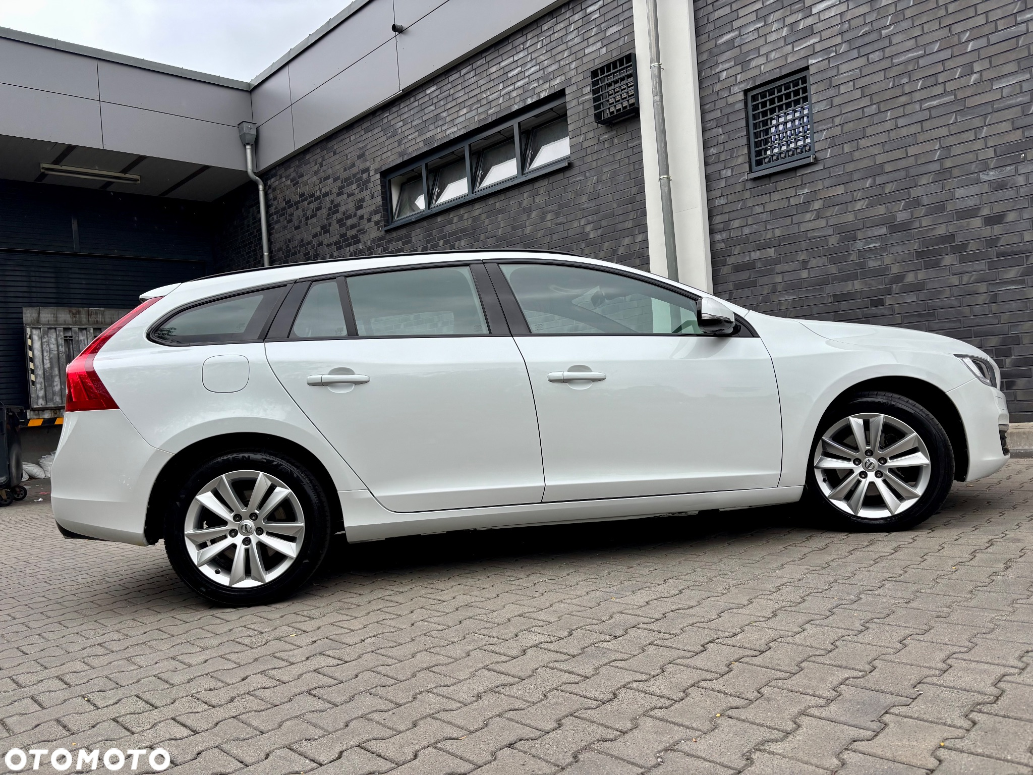 Volvo V60 D4 Drive-E R-Design Kinetic - 16