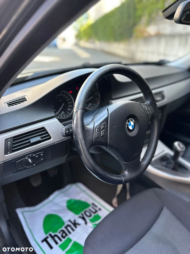 BMW Seria 3 320i - 27