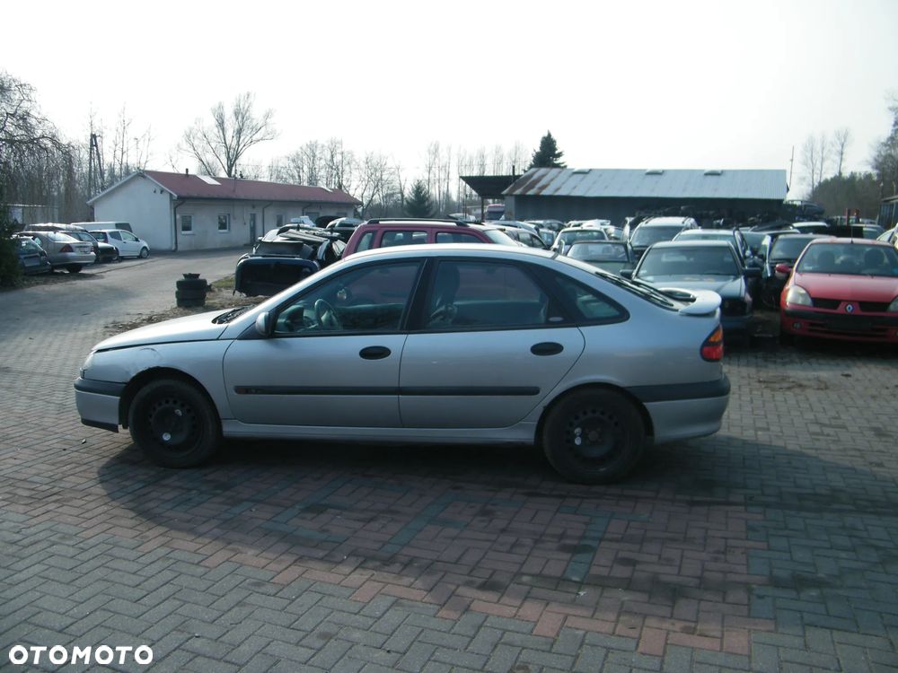 Renault Laguna I FL (98-01r.) 1.8 119KM. Silnik F4P 760 Skrzynia JB3 909 lakier MV640 – Iceberg Grey BC. Cały na części. GWARANCJA !!!  Przód Tył Zestaw Komplet Drzwi Klapa Zderzak Błotnik Maska Grill Atrapa Szyba Pas Lampa Lusterko Boczki Fotel Kanapa Kokpit Deska Rozdzielcza Przełącznik Włącznik Sterownik Przewody Wiązka Instalacja Moduł Komputer Czujnik Listwa Pompa Alternator Wtryski Głowica Rozrusznik Kompresor Sprzęgło Dwumas Silnik Skrzynia ABS Klimatyzacji Paliwa Wspomagania Kolektor Turbina Przepustnica Zawór Chłodnica Koło Hak Belka Sanki Zawieszenie Mcpherson Półoś Amortyzator Wydech Tłumik Zacisk Most - 4