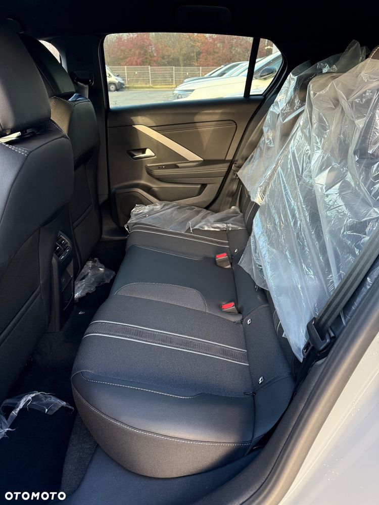 Opel Astra 1.2 T mHEV GS S&S eDTC - 11