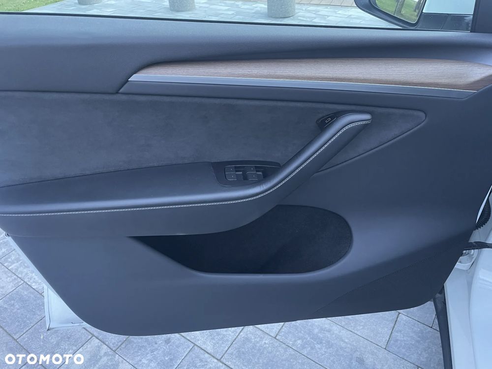 Tesla Model Y Long Range AWD - 11